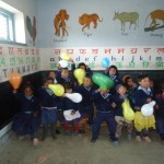 Kinder spielen mit Luftballons